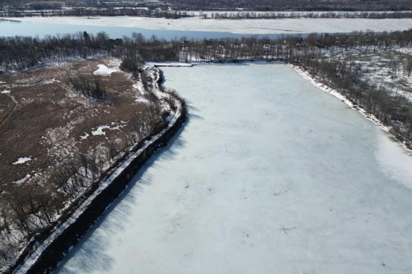 Aerial perspective of a large frozen lake with tree-lined edges and open fields. - 980 Rue Notre-dame, Gatineau