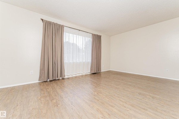 Primary Bedroom - 9810 98a Av, Morinville, AB T8R1P4 Photo 5
