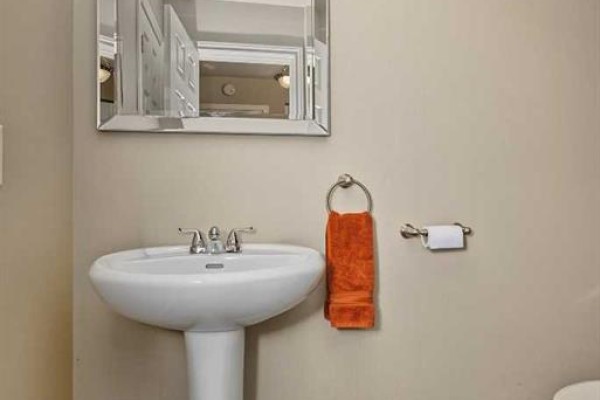 2pc Bathroom - 9816 105 Avenue, Grande Prairie, AB T8V1G8 Photo 5