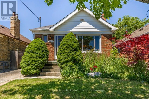 Primary Bedroom - 982 Briar Hill Avenue, Toronto, ON M6B1M3 Photo 4