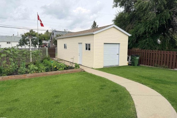 Primary Bedroom - 9824 99 St, Westlock, AB T7P1Y7 Photo 4