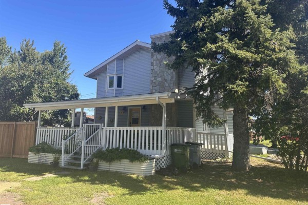 Primary Bedroom - 9828 110 St, Westlock, AB T7P1P6 Photo 5