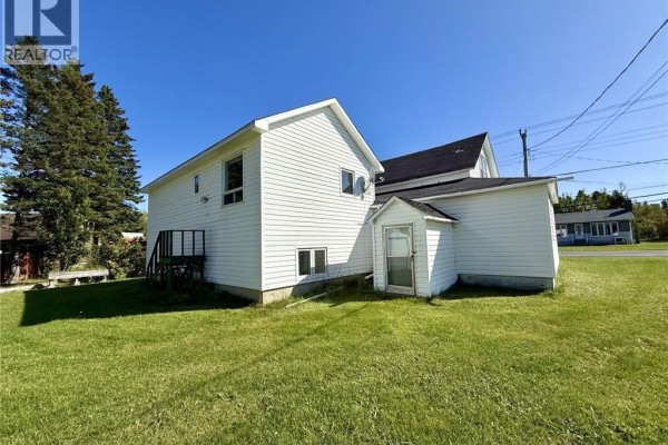 Rear view of a white house showing a small addition and green grass. - 985 Rue Louis G. Daigle, Tracadie