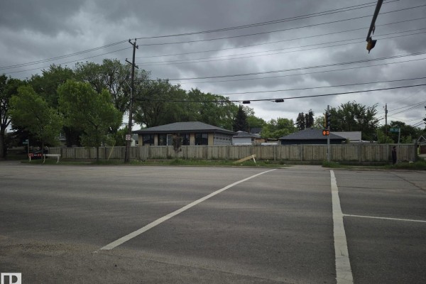 9859 67 Av Nw, Edmonton, AB T6E0P3 Photo 5