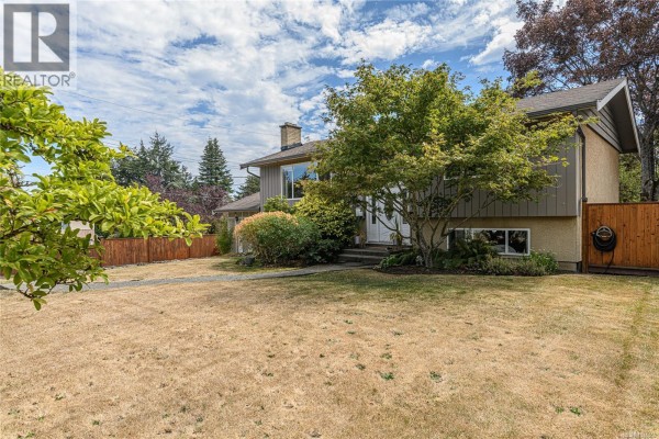 Bedroom - 987 Nicholson St, Saanich, BC V8X3K9 Photo 2