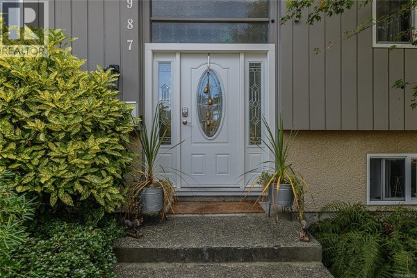Bathroom - 987 Nicholson St, Saanich, BC V8X3K9 Photo 3