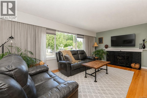 Family room - 987 Nicholson St, Saanich, BC V8X3K9 Photo 5