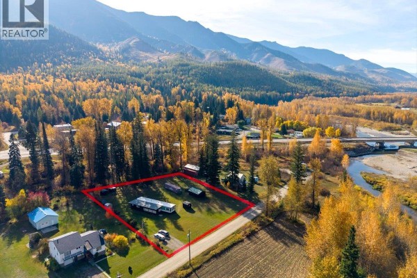 9882 Victoria Street, Fernie, BC, photo 2