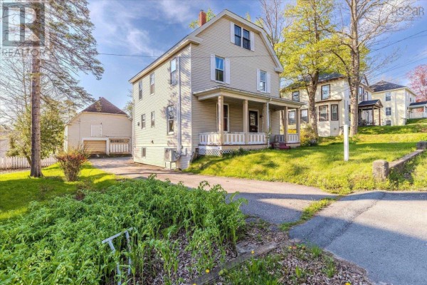 99 Dufferin Street, Bridgewater, NS, photo 2