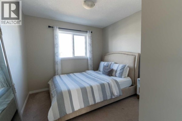 Living room - 99 Hillcrest Close Sw, Airdrie, AB T4B4H6 Photo 5