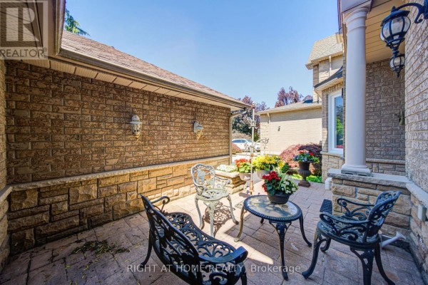 Kitchen - 99 Naughton Drive, Richmond Hill, ON L4C8B3 Photo 4