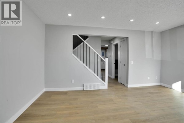 4pc Bathroom - 99 Penworth Close Se, Calgary, AB T2A5N4 Photo 5
