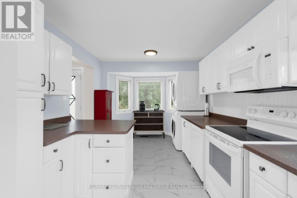 Kitchen - 990 Maclean Street, Innisfil, ON L9S1V8 Photo 2