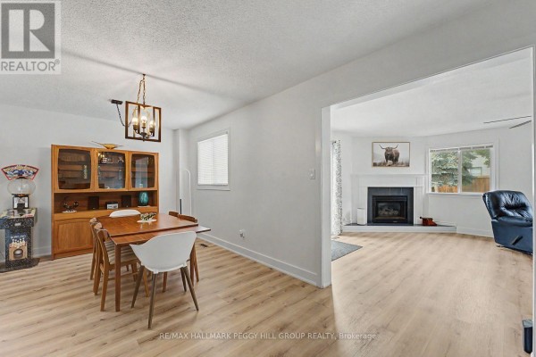 Living room - 990 Maclean Street, Innisfil, ON L9S1V8 Photo 4