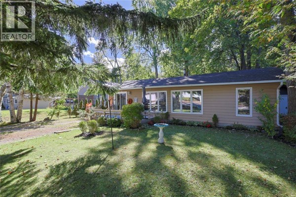 Bedroom - 9906 Lake Road, Lambton Shores, ON N0N1J1 Photo 3