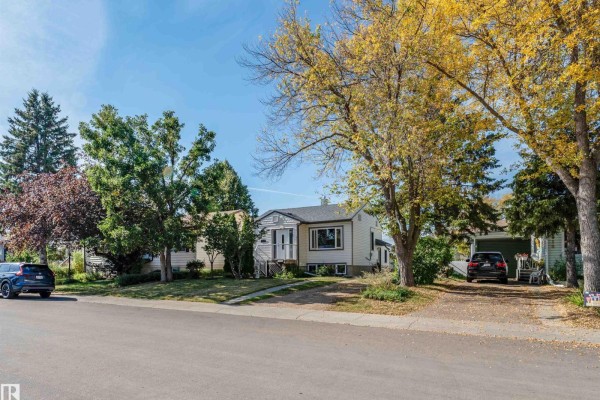 Primary Bedroom - 9912 154 St Nw Nw, Edmonton, AB T5P2G7 Photo 3