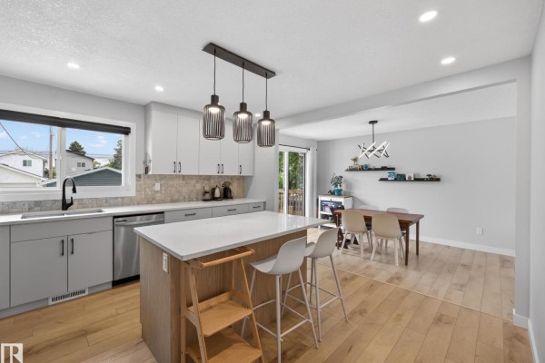 Kitchen - 9915 154 St Nw, Edmonton, AB T5P2G8 Photo 3