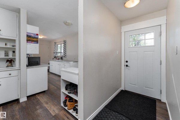 Kitchen - 993 Cedar St, Sherwood Park, AB T8A2E8 Photo 3