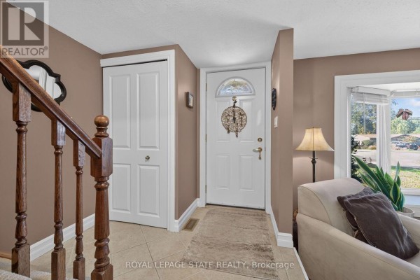 Kitchen - 995 Upper Wellington Street, Hamilton, ON L9A3S4 Photo 4