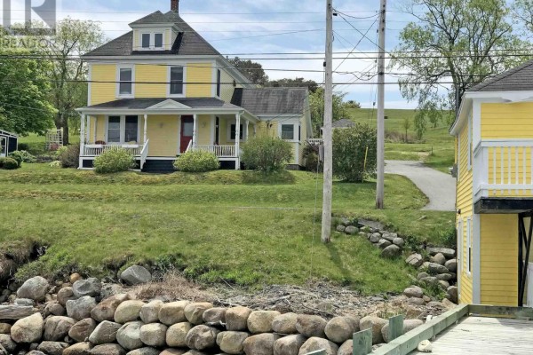 Den - 997 Main Street, 9114 Hwy 3, Mahone Bay, NS B0J2E0 Photo 4