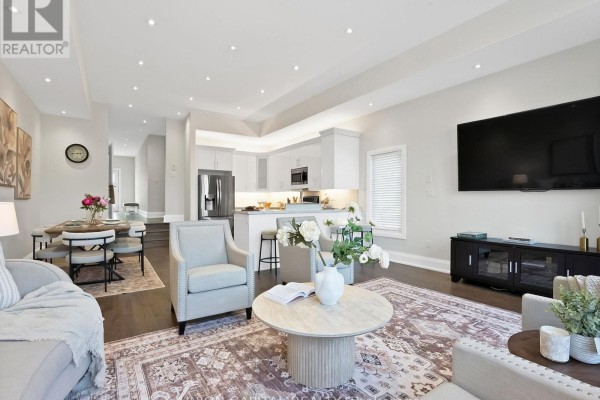 Living room - 99a Leyton Avenue, Toronto, ON M1L3T9 Photo 4