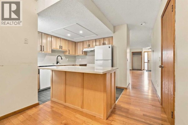 Living room - A, 1712 15 Street Nw, Calgary, AB T2M3N7 Photo 4