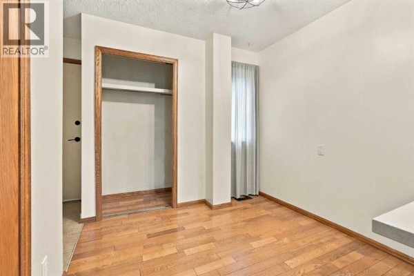 4pc Bathroom - A, 1712 15 Street Nw, Calgary, AB T2M3N7 Photo 5
