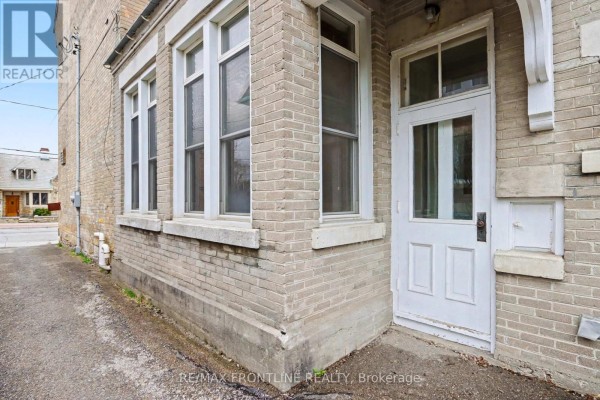 A - 10 Gore Street W, Perth, ON, photo 2