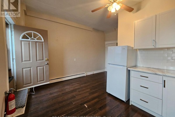 A - 733 Pape Avenue, Toronto, ON M4K3S8 Photo 4