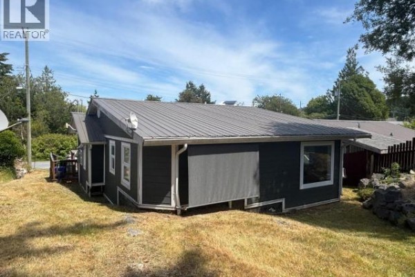 4pc Bathroom - A & B-5375 Earl Street, Texada Island, BC V0N3K0 Photo 5