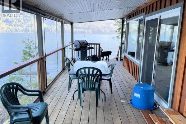 3pc Bathroom - A-10640 Powell Lake, Powell River, BC  Photo 5