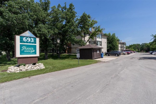 Living room - A 204 693 St Anne's Road, Winnipeg, MB R2N3T5 Photo 2
