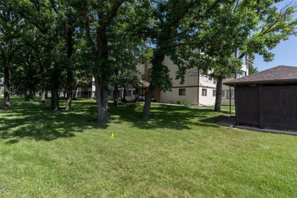 Sunroom - A 204 693 St Anne's Road, Winnipeg, MB R2N3T5 Photo 3