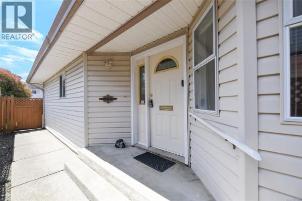 A 2179 Urquhart Ave, Courtenay, BC, photo 3