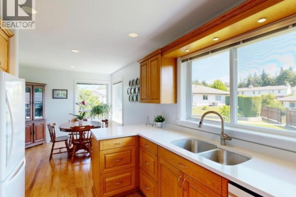 Kitchen - A-4903 Parsons Court, Powell River, BC V8A5V7 Photo 4