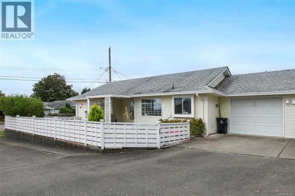 Living room - A 811 Park Pl, Courtenay, BC V9N8N1 Photo 2