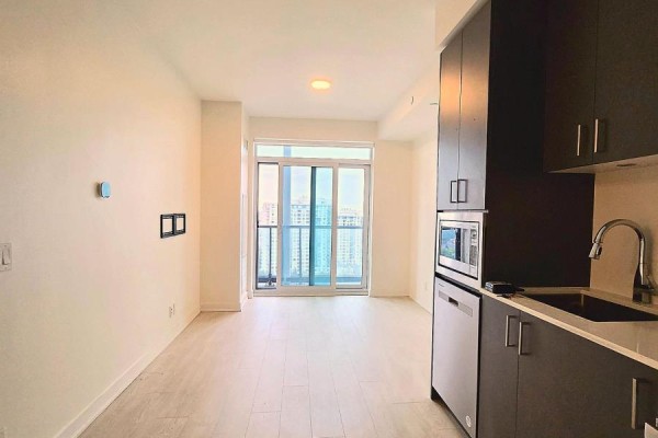 Kitchen - A1606 - 30 Upper Mall Way, Vaughan, ON L4J0L7 Photo 3