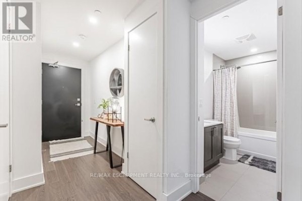Living room - A501 - 5230 Dundas Street, Burlington, ON L7R3X4 Photo 3