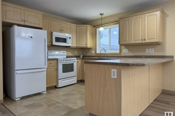 Primary Bedroom - #a&b 6404 -47 St, Cold Lake, AB T9M2E5 Photo 5