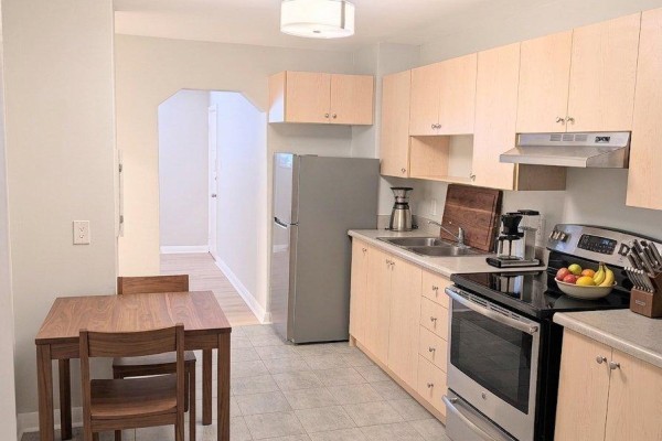 Kitchen - Apt 1 - 22 Peter Street S, Mississauga, ON L5H2G2 Photo 2