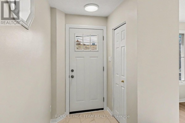 Living room - B - 1418 Raven Avenue, Ottawa, ON K1Z7Y4 Photo 3