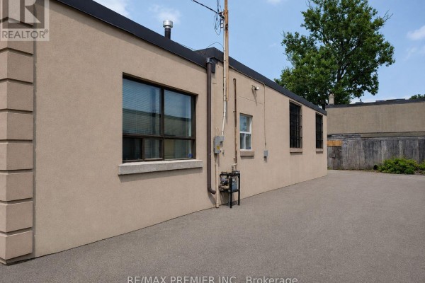 B - 17 Oakland Avenue, Toronto, ON M9M2H9 Photo 3