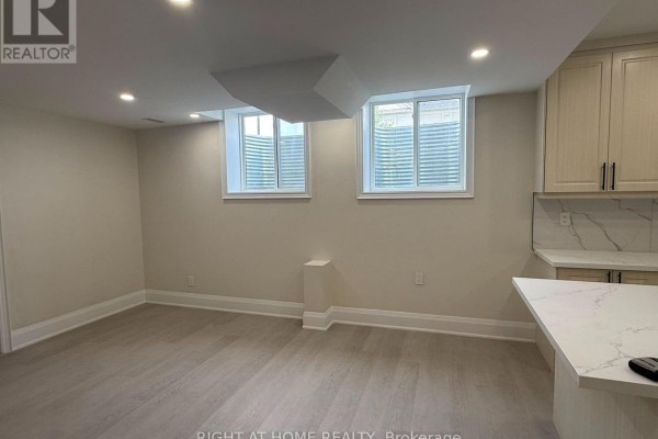 B - 2 Chesney Crescent, Vaughan, ON L4H4A7 Photo 4