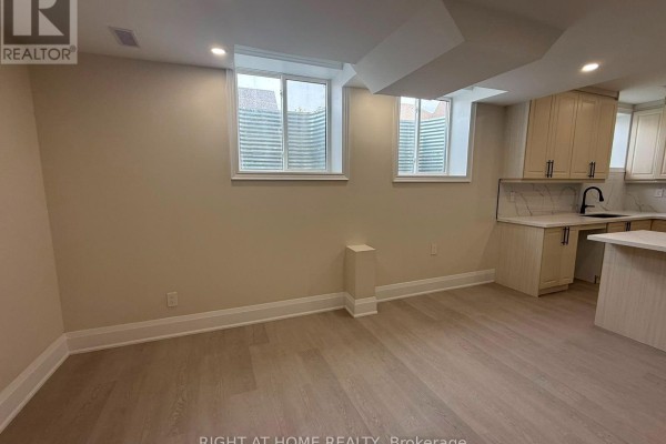 B - 2 Chesney Crescent, Vaughan, ON L4H4A7 Photo 5