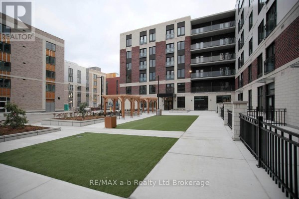 Courtyard with green lawn, wooden pergola, and landscaped areas between buildings. - B - 370 South Street S, London East