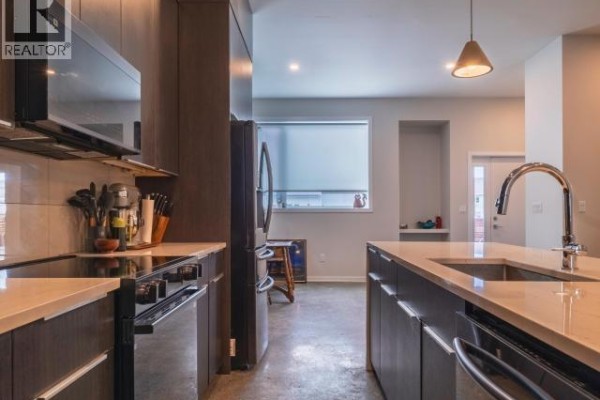 Kitchen - B-172 Niven Drive, Yellowknife, NT X1A3Y3 Photo 3