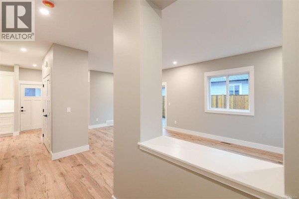Living room - B 2317 Mcdonald Rd, Comox, BC V9M0C8 Photo 4