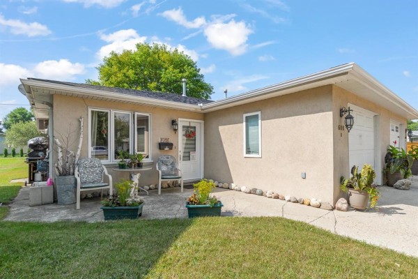 B 608 Main Street, Steinbach, MB, photo 2