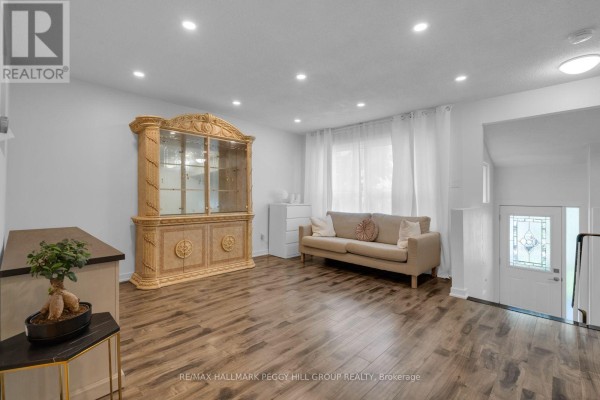 Foyer - B1 - 63 Ferris Lane, Barrie, ON L4M5C4 Photo 4