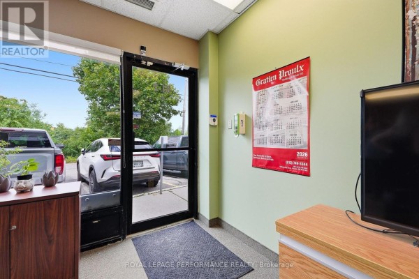 B1-b2 - 2212 Gladwin Crescent, Ottawa, ON K1B5N1 Photo 5